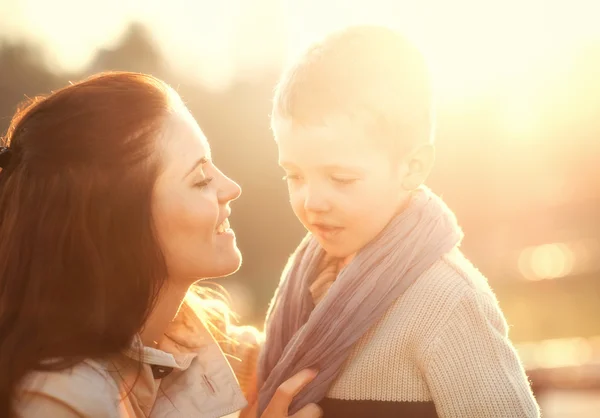 Madre e figlio che giocano nel Parco — Foto Stock