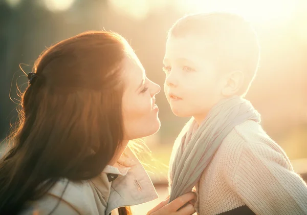 Mama și copilul se joacă în parc — Fotografie, imagine de stoc