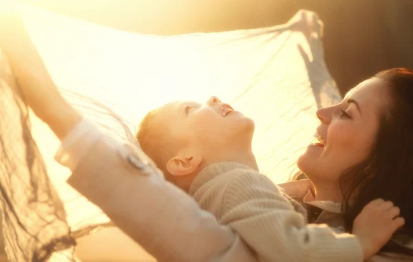 Mor och barn leker i parken utomhus — Stockfoto