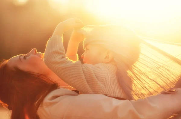 Madre e bambino che giocano nel parco all'aperto — Foto Stock