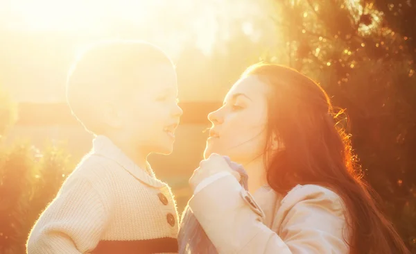 Madre y su hijo disfrutan paseando en el parque —  Fotos de Stock