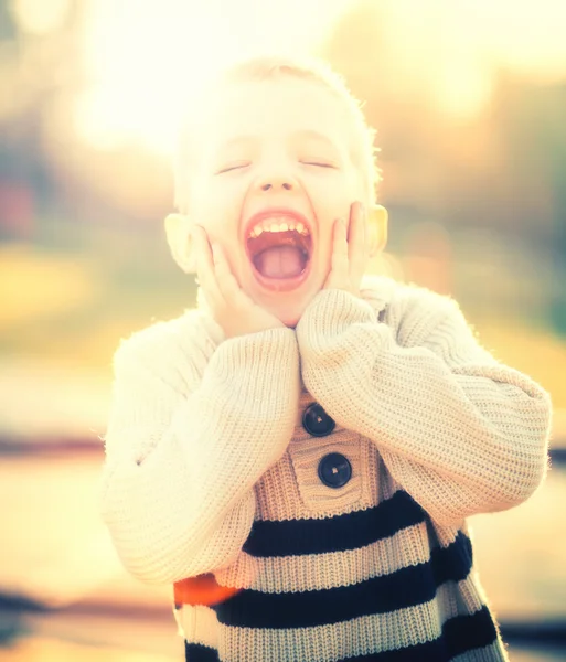 Glimlachend kind portret van kleine jongen spelen — Stockfoto