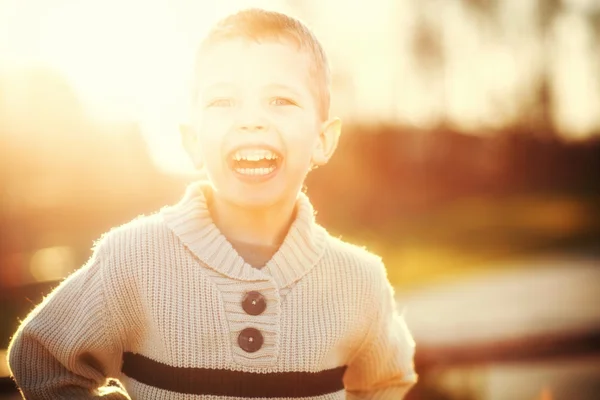 Lächelndes Kinderporträt eines kleinen Jungen beim Spielen — Stockfoto