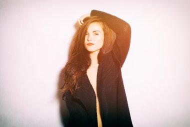 Hippi kız closeup moda stüdyo portre