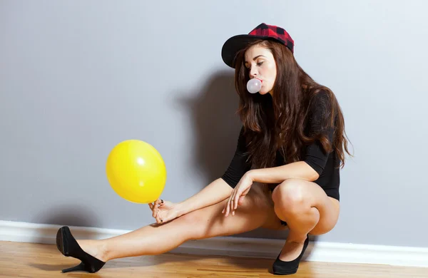 Närbild mode studio porträtt av hipster ung flicka — Stockfoto
