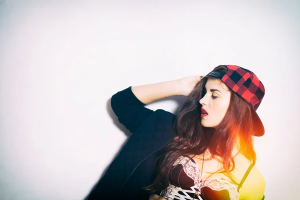 Närbild mode studio porträtt av hipster flicka — Stockfoto