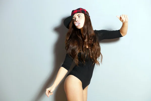 Närbild mode studio porträtt av hipster ung flicka — Stockfoto