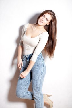 Yüksek belli kot pantolon uzun saçlı kadın