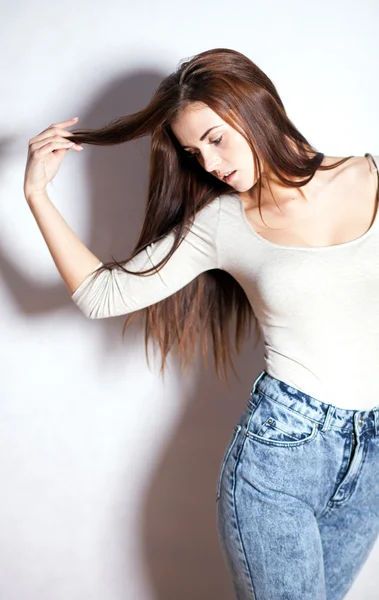 Femme aux cheveux longs en jeans taille haute — Photo