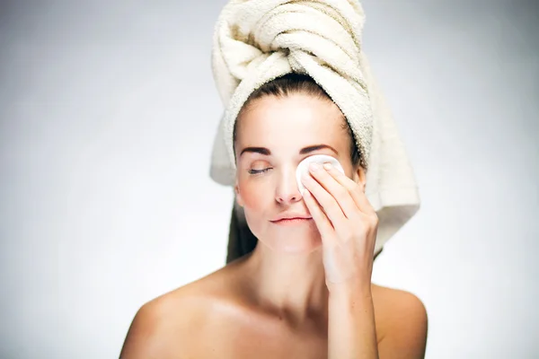 Fresh girl cleaning face with cotton swab — Stock Photo, Image