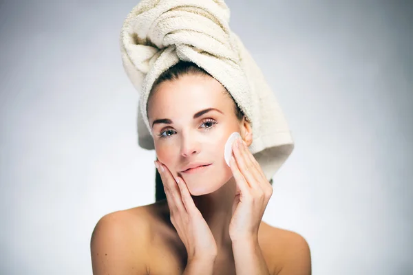 Ragazza fresca pulizia viso con tampone di cotone — Foto Stock
