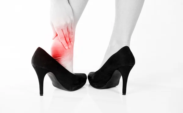 Ženské bolesti v patě nosit vysoké podpatky — Stock fotografie