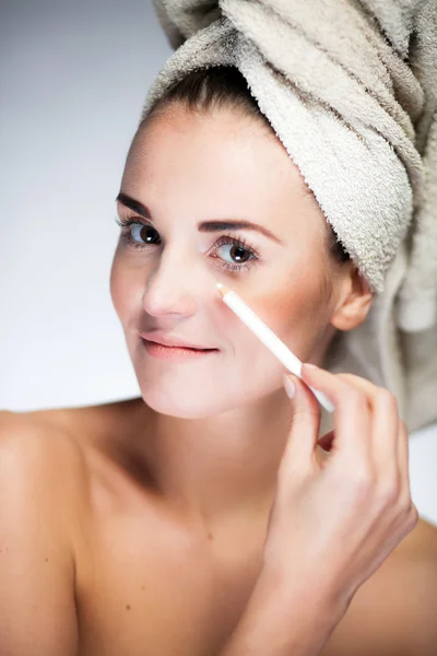 Fresh model girl applying make up with cryon — Stock Photo, Image