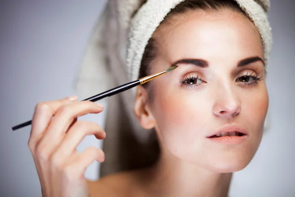 Fresh model girl applying make up with brush — Stock Photo, Image