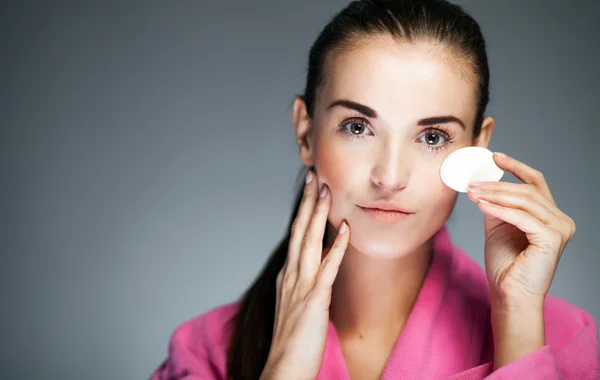 Fresh girl cleaning face with cotton swab — Stock Photo, Image