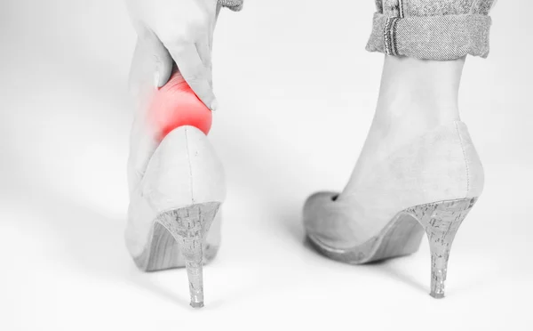Piernas de mujer, dolor de tobillo en tacones altos — Foto de Stock