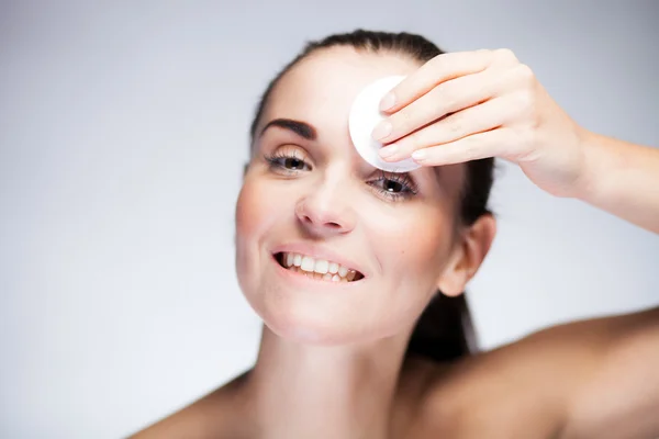 Frisches Mädchen putzt Gesicht mit Wattestäbchen — Stockfoto