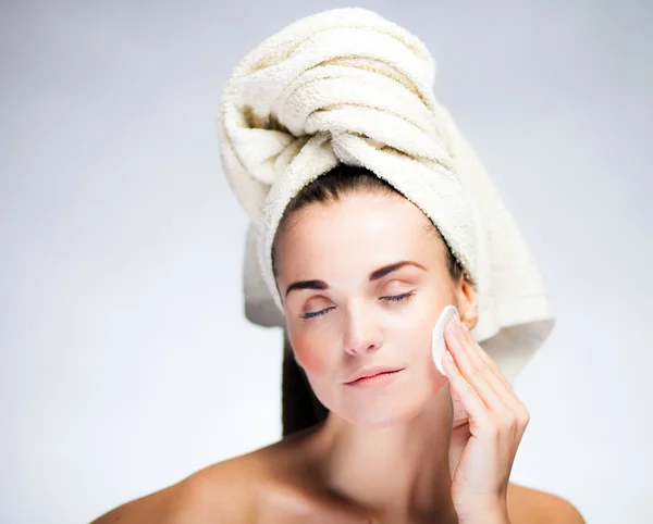 Fresh girl cleaning face with cotton swab — Stock Photo, Image