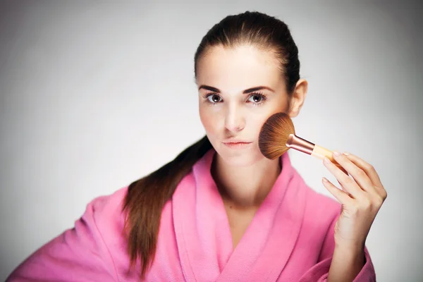 Nový model dívka použitím make-upu s kartáčem — Stock fotografie