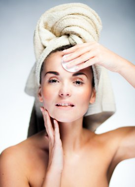 Taze kız yüz pamuk bez ile temizliği