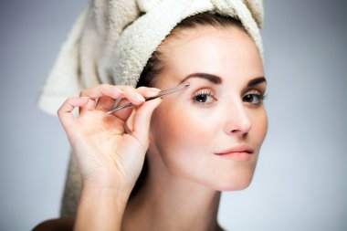 Taze modeli kız cımbız ile kaş şekillendirme