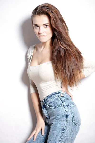 Mujer con pelo largo en jeans de talle alto —  Fotos de Stock