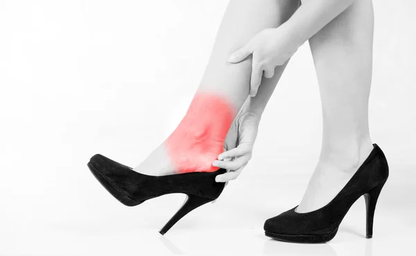 Pernas de mulher, dor no tornozelo em saltos altos — Fotografia de Stock