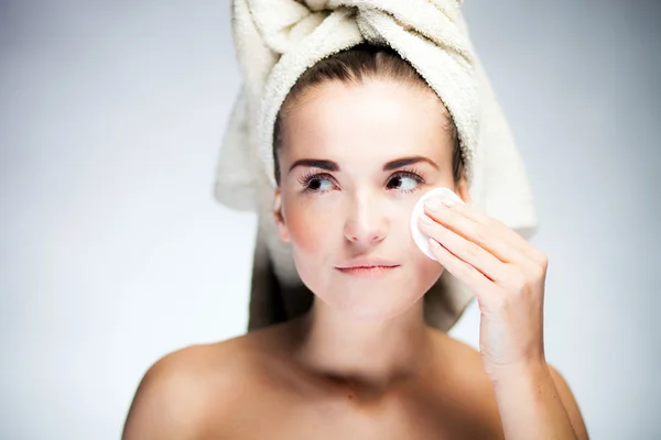 Menina fresca cara de limpeza com cotonete — Fotografia de Stock