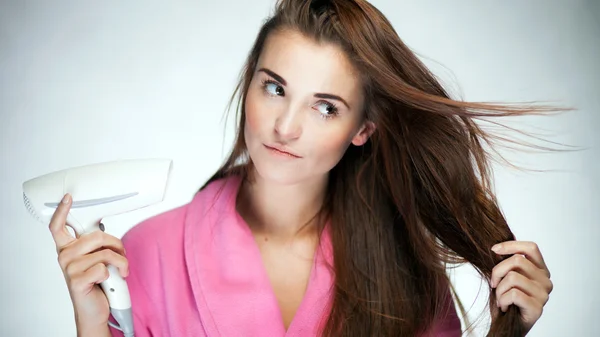 Frisches Mädchen trocknet ihre langen Haare mit Föhn — Stockfoto
