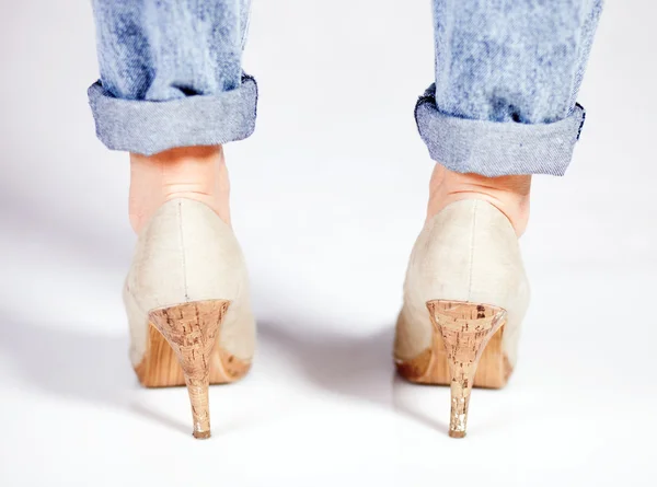 Gros plan des talons hauts et des jeans — Photo