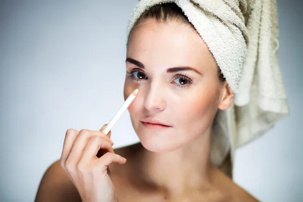 Fresh model girl applying make up with pencil — Stock Photo, Image