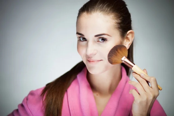 Fresh model girl applying make up with brush — Stock Photo, Image