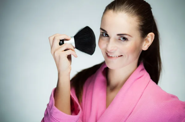 Fresh model girl applying make up with brush — Stock Photo, Image