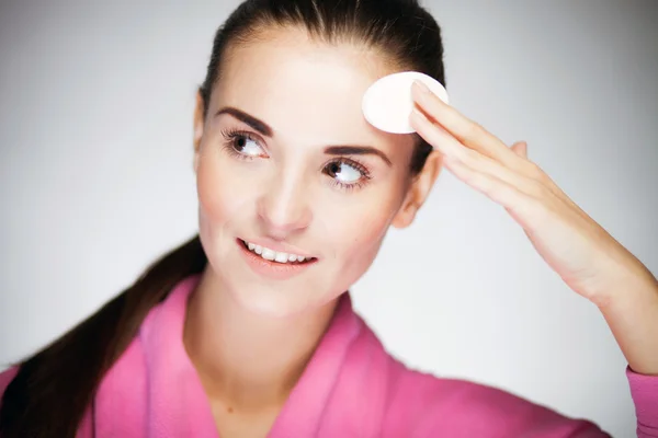 Frisches Mädchen putzt Gesicht mit Wattestäbchen — Stockfoto