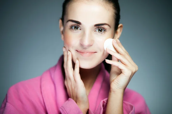 Frisches Mädchen putzt Gesicht mit Wattestäbchen — Stockfoto