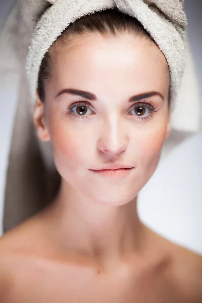 Menina modelo fresco e saudável com na cabeça da toalha — Fotografia de Stock