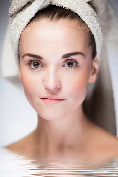 Cuidados com a pele rosto saudável, mulher spa durante o banho — Fotografia de Stock