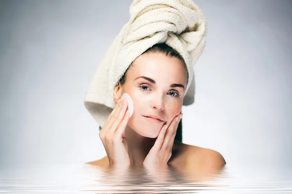 Cuidado de la piel cara sana, mujer spa durante el baño — Foto de Stock
