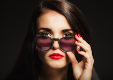 Glamour kadın güneş gözlüğü, kırmızı dudaklar ve çivi ile