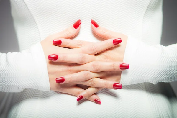Femme montrant ses ongles rouges, manucure — Photo