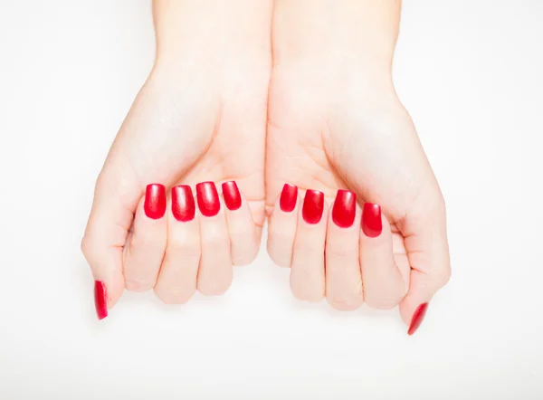 Kvinnelig hånd med røde negler, manikyrkonsept – stockfoto