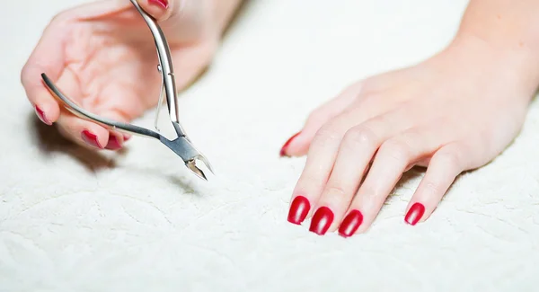 Vrouw hand manicure trimmen nagelriemen — Stockfoto