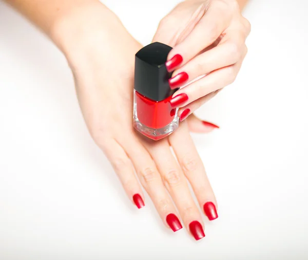 Ongles rouges avec bouteille, concept manucure — Photo