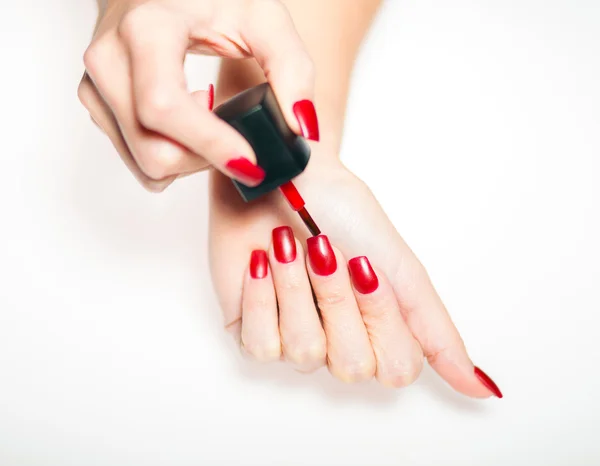 Smalto manicure rosso pittura unghie su sfondo luminoso — Foto Stock