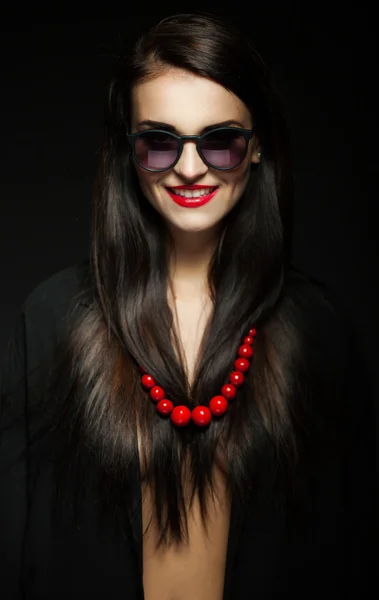 Spaventoso glamour donna con scuro lucido lungo capelli — Foto Stock