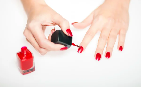 Manucure rouge vernis à ongles peinture ongles sur fond lumineux — Photo