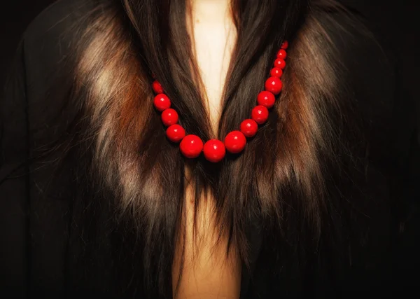 Perles rouges sur le cou longs cheveux foncés — Photo