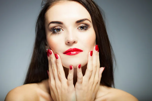 Rosto mulher natural com unhas vermelhas e lábios — Fotografia de Stock