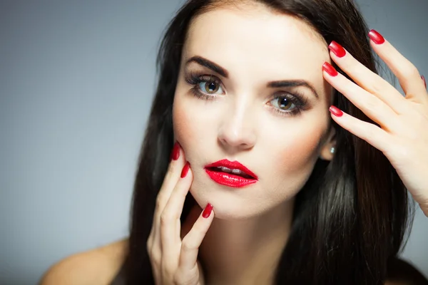 Rosto mulher natural com unhas vermelhas e lábios — Fotografia de Stock