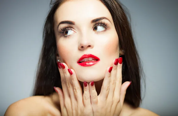 Rosto mulher natural com unhas vermelhas e lábios — Fotografia de Stock